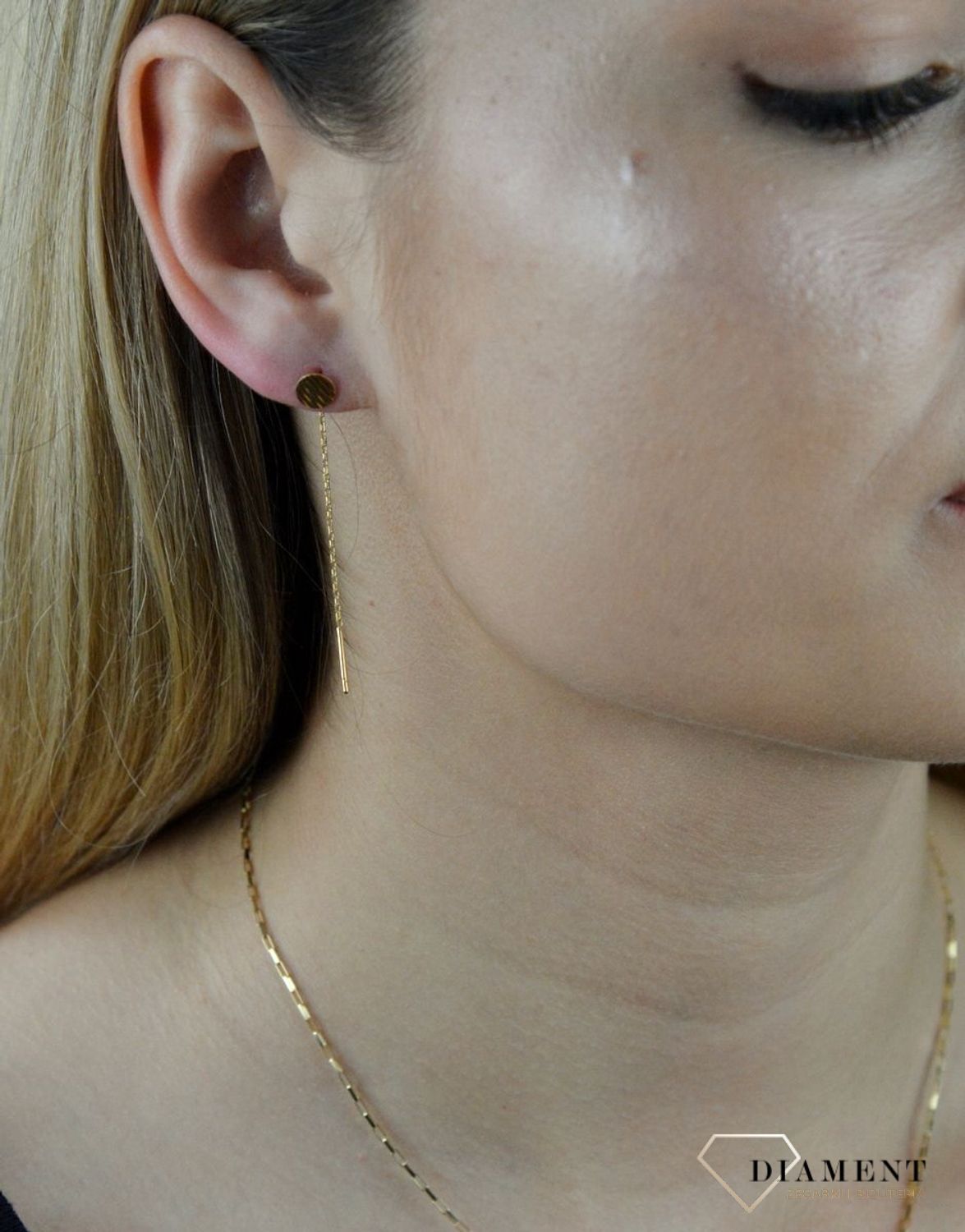 Złote kolczyki przeciągane z gładką blaszką KL 9640B. Złote kolczyki 585 przeciągane z blaszki. Jeśli cenisz sobie minimalizm w dodatkach wybierz subtelne kolczyki blaszki wykonane z najwyższej jakości złota 585. Kolczyki mają długość.jpg